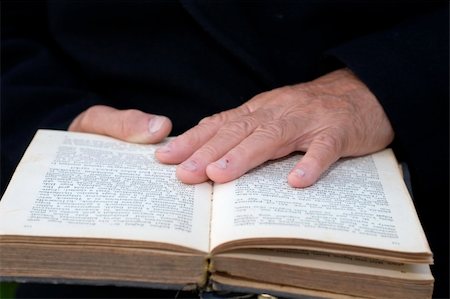 simsearch:400-04549195,k - Senior's hands on old Bible Stock Photo - Budget Royalty-Free & Subscription, Code: 400-04467413