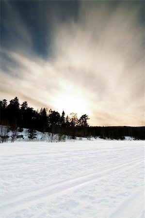 simsearch:400-03939497,k - A dramatic landscape on a frozen lake. Foto de stock - Super Valor sin royalties y Suscripción, Código: 400-04467431