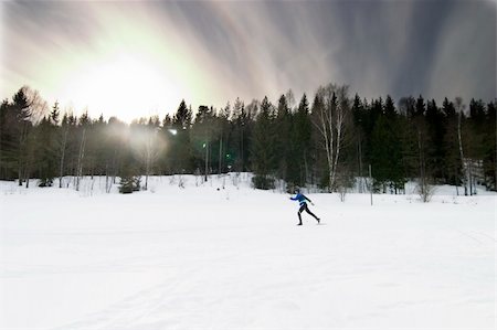 simsearch:400-03939497,k - Skiing on a bright sunny day.  A winter landscape looking into the sun with lens flare. Foto de stock - Super Valor sin royalties y Suscripción, Código: 400-04467432