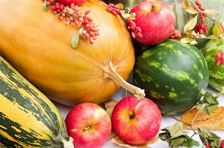 simsearch:400-03939805,k - colorful pumpkins, apples, water melons Photographie de stock - Aubaine LD & Abonnement, Code: 400-04467884