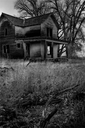 sascha (artist) - haunted house, a dark and moody image converted to monochrome with added grain Fotografie stock - Microstock e Abbonamento, Codice: 400-04468308