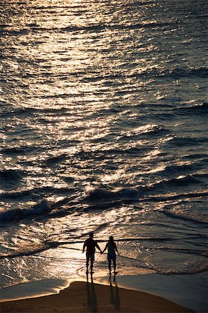 simsearch:400-03940589,k - Aerial view of couple holding hands on beach in Bald Head Island, North Carolina at sunset. Foto de stock - Super Valor sin royalties y Suscripción, Código: 400-04468765