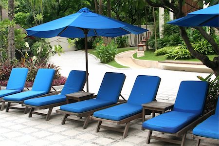 simsearch:400-05215932,k - Poolside deck chairs with umbrellas tropical Foto de stock - Super Valor sin royalties y Suscripción, Código: 400-04468996