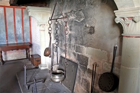 pan to the fire - Antique kitchen in castle fireplace with old pots and pans Foto de stock - Super Valor sin royalties y Suscripción, Código: 400-04469003