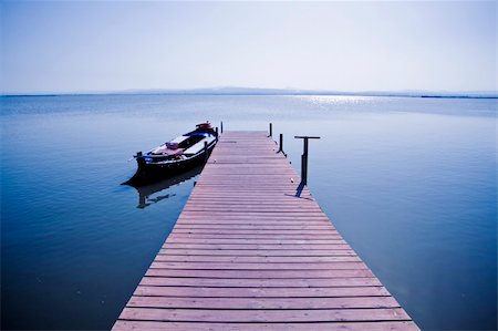 simsearch:400-08349221,k - A boat tied in a footbridge, taken in the Albufera, Valencia. Foto de stock - Super Valor sin royalties y Suscripción, Código: 400-04469405