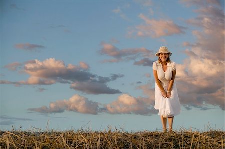 ranchers - Wide angle shot of a woman against a cloudy sky at dusk. Foto de stock - Super Valor sin royalties y Suscripción, Código: 400-04469519