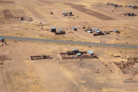 simsearch:400-09238153,k - An aerial view of the mud houses and fences of Peruvians Stockbilder - Microstock & Abonnement, Bildnummer: 400-04469683