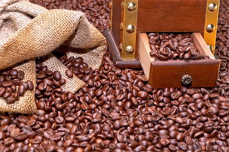 pictures of coffee beans and berry - Coffee grinder and sack with lot of coffee beans Foto de stock - Super Valor sin royalties y Suscripción, Código: 400-04469966