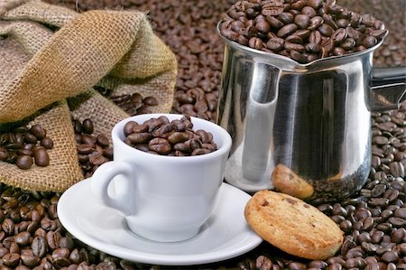 pictures of coffee beans and berry - Small coffee cup and cookie with background Foto de stock - Super Valor sin royalties y Suscripción, Código: 400-04469968