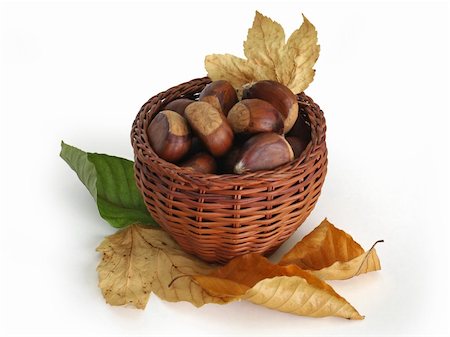 fruit winter basket - Basket full of chestnuts (Castanea sativa) and some autumn leaves Photographie de stock - Aubaine LD & Abonnement, Code: 400-04460940