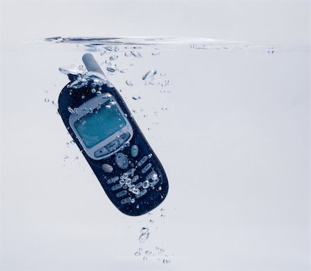 Phone splashing into water - concept for relaxing, taking time out or communication failure (with copyspace) Foto de stock - Super Valor sin royalties y Suscripción, Código: 400-04461108