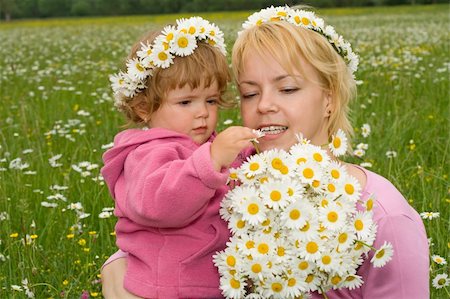 simsearch:400-06087517,k - Woman and her baby girl looking at a beautiful daisy bouquet they just picked from the meadow Stock Photo - Budget Royalty-Free & Subscription, Code: 400-04461113