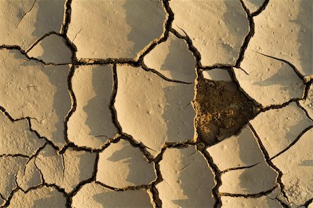 simsearch:400-05692690,k - The missing piece of the drought puzzle - nice raindrop craters on the pieces Foto de stock - Royalty-Free Super Valor e Assinatura, Número: 400-04461157