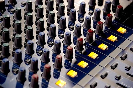 simsearch:400-07796254,k - Studio sound mixer. Photographie de stock - Aubaine LD & Abonnement, Code: 400-04461591