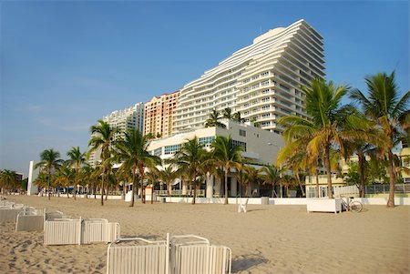 florida beach with hotel - Exclusive waterfront condominiums on South Florida beach Photographie de stock - Aubaine LD & Abonnement, Code: 400-04461626