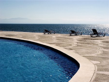 florida beach with hotel - Tropical Pool by the ocean Photographie de stock - Aubaine LD & Abonnement, Code: 400-04461814