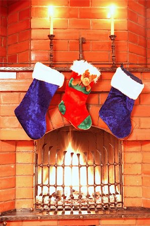 Christmas stockings on the fireplace Foto de stock - Super Valor sin royalties y Suscripción, Código: 400-04462605