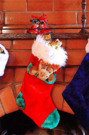 Christmas stockings on the fireplace Foto de stock - Super Valor sin royalties y Suscripción, Código: 400-04462606