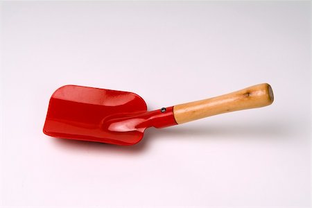 shovel in dirt - red shovel  kids garden tool Foto de stock - Super Valor sin royalties y Suscripción, Código: 400-04462775