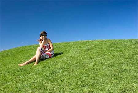 simsearch:400-03962885,k - Beautiful woman relaxing on a beautiful green field Foto de stock - Super Valor sin royalties y Suscripción, Código: 400-04462837