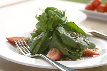 spinach berry salad - Spinach salad. Shallow DOF. Foto de stock - Super Valor sin royalties y Suscripción, Código: 400-04463056
