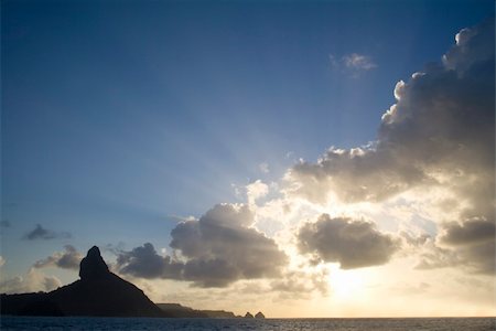 fernando de noronha - Rays of light on a late evening behing the "Peak Hill" and the "Two Brothers Hill" in Fernando de Noronha, Brazil. Fotografie stock - Microstock e Abbonamento, Codice: 400-04463962