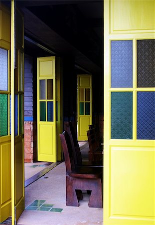 simsearch:400-03961189,k - Bright and funky architecture - yellow doors with stained glass Fotografie stock - Microstock e Abbonamento, Codice: 400-04474048