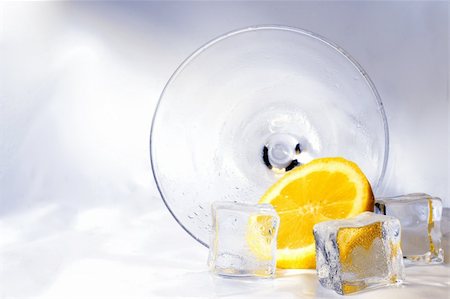 simsearch:400-03957564,k - Cocktail with ice and lemon on its side Photographie de stock - Aubaine LD & Abonnement, Code: 400-04474644