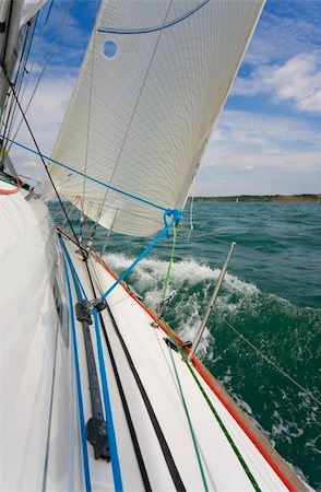 rope deck knot - A shot looking along the deck and out to sea from a yacht Photographie de stock - Aubaine LD & Abonnement, Code: 400-04475225