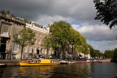 simsearch:851-02962366,k - Shot of a vivid yellow canal boat in Amsterdam. Foto de stock - Super Valor sin royalties y Suscripción, Código: 400-04475386