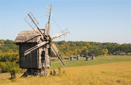simsearch:400-07576056,k - Old wooden windmill in autumn's enviroment Foto de stock - Super Valor sin royalties y Suscripción, Código: 400-04475598