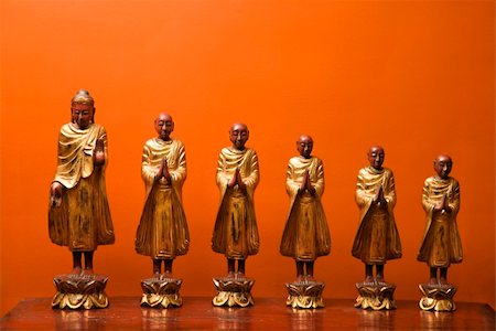 simsearch:400-03944899,k - Wooden statues of Buddha with five disciples against orange wall. Stock Photo - Budget Royalty-Free & Subscription, Code: 400-04475797