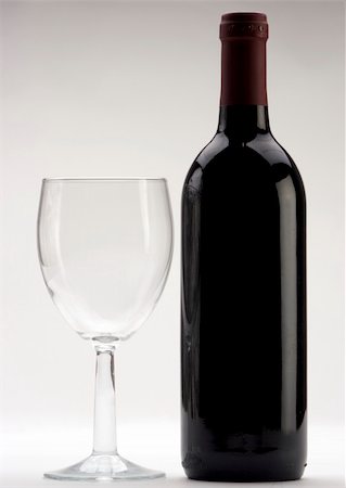 simsearch:400-04935153,k - A Bottle of red wine with a wine glass on a plain background Photographie de stock - Aubaine LD & Abonnement, Code: 400-04475896