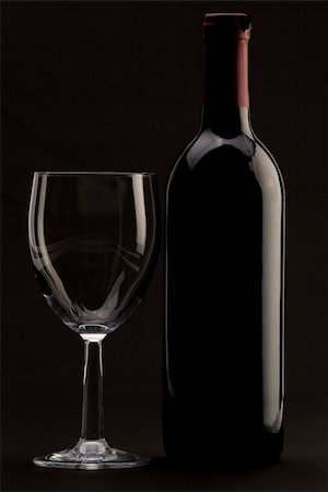 simsearch:400-04919991,k - A Bottle of red wine with a wine glass on a plain background Foto de stock - Royalty-Free Super Valor e Assinatura, Número: 400-04475901