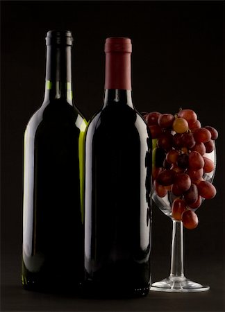 simsearch:400-04919991,k - Two Bottles of red wine with grapes on a plain background Foto de stock - Royalty-Free Super Valor e Assinatura, Número: 400-04475902