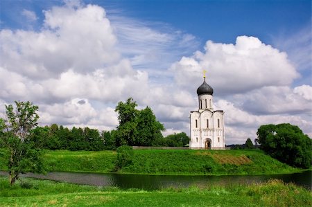 The Church of the Intercession of the Holy Virgin upon Nerl River (Russian: Ð¦ÐµÑ?ÐºÐ¾Ð²Ñ? Ð?Ð¾ÐºÑ?Ð¾Ð²Ð° Ð½Ð° ÐÐµÑ?Ð»Ð¸, Tserkov Pokrova na Nerli) is one of the loveliest Orthodox churches and a lyrical symbol of mediaeval Russia.  In spring, the area would be flooded, and the church appeared as if floating on water.  It is situated at the confluence of Nerl and Klyazma Rivers in Bogolyubovo, 13 Photographie de stock - Aubaine LD & Abonnement, Code: 400-04475957