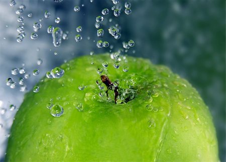 dropping fruit in water photography - Water drops falling onto a green apple Photographie de stock - Aubaine LD & Abonnement, Code: 400-04476564