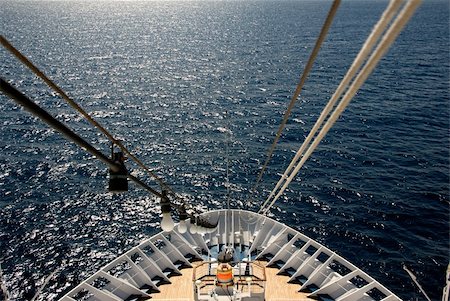 Bow of cruise ship with navigational system on lower deck Photographie de stock - Aubaine LD & Abonnement, Code: 400-04476876