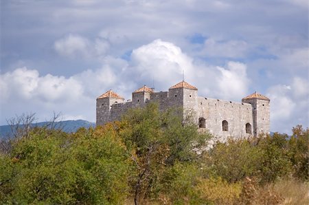 simsearch:400-05316223,k - Ancient European castle in Croatia Foto de stock - Super Valor sin royalties y Suscripción, Código: 400-04477371