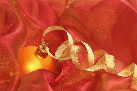 simsearch:400-07035531,k - Christmas Ornaments / Gold ball and ribbon on a red background Fotografie stock - Microstock e Abbonamento, Codice: 400-04477585