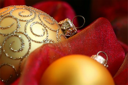 simsearch:400-07035531,k - Christmas Ornaments / Gold ball and ribbon on a red background Fotografie stock - Microstock e Abbonamento, Codice: 400-04477587