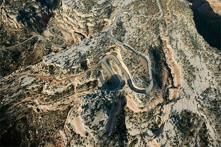 simsearch:400-03948680,k - Aerial of curvy road in high desert landscape of Utah, USA. Foto de stock - Super Valor sin royalties y Suscripción, Código: 400-04477633