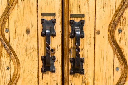 Iron door handles on the yellow wooden doors of a church building Foto de stock - Royalty-Free Super Valor e Assinatura, Número: 400-04477892