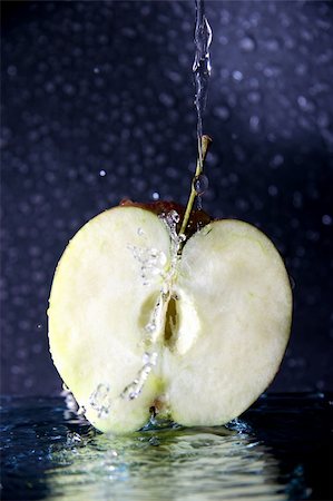 simsearch:400-06699773,k - half of apple in the water Photographie de stock - Aubaine LD & Abonnement, Code: 400-04478069