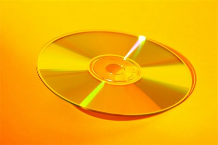 simsearch:400-03909479,k - Close-up of a CD with yellow cast Foto de stock - Super Valor sin royalties y Suscripción, Código: 400-04478286
