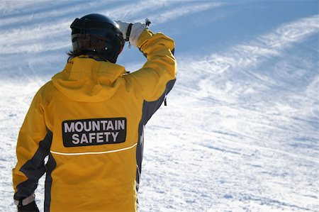 patrullando - A worker at a ski hill ensures the safety of its winter visitors. Foto de stock - Super Valor sin royalties y Suscripción, Código: 400-04478406