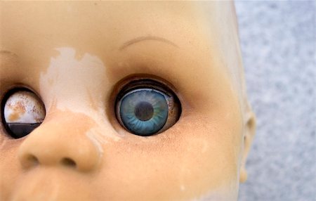 simsearch:400-03945849,k - Close up of an an old worm doll with blue eyes Foto de stock - Royalty-Free Super Valor e Assinatura, Número: 400-04478445