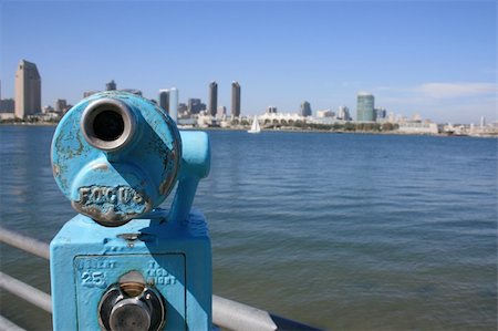 simsearch:400-04685090,k - Coin-operated view finders pointed at downtown San Diego from Coronado. Foto de stock - Royalty-Free Super Valor e Assinatura, Número: 400-04478668