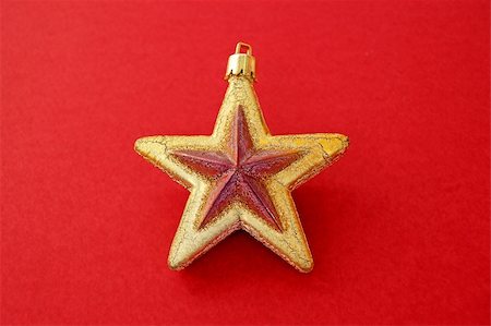 simsearch:400-07679396,k - Christmas tree decoration. Golden star on red background. Foto de stock - Super Valor sin royalties y Suscripción, Código: 400-04478714