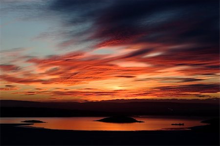 simsearch:400-03985677,k - A golden sunset going down behind a hill over a frozen lake - fjord.  Oslo fjord in March. Foto de stock - Super Valor sin royalties y Suscripción, Código: 400-04478808